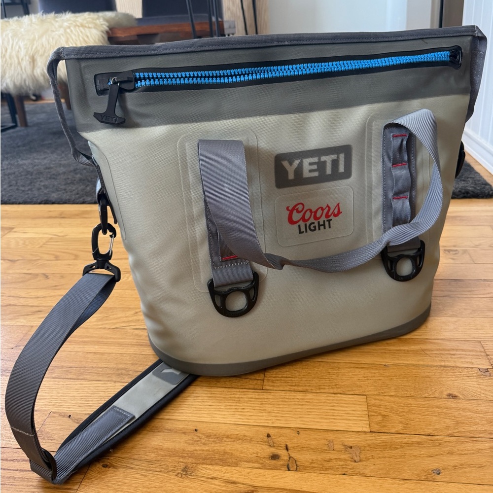 Yeti Hopper Two 20 Soft Cooler X COORS LIGHT !! RARE !!